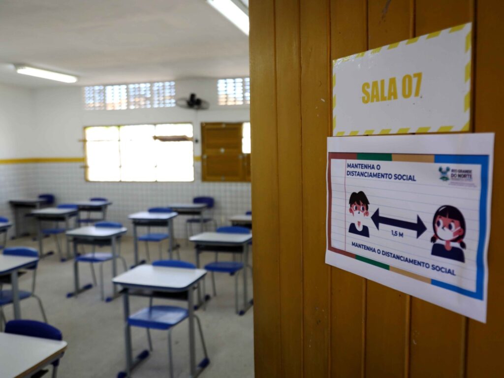 Governo do RN elabora plano para vacinar profissionais da Educação