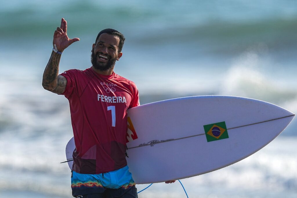 Potiguar Italo Ferreira vai à semi e pode garantir medalha no surfe