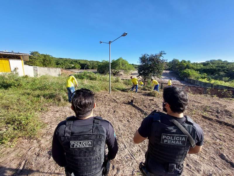 Presos revitalizam escola e restauram carteiras da rede estadual de educação