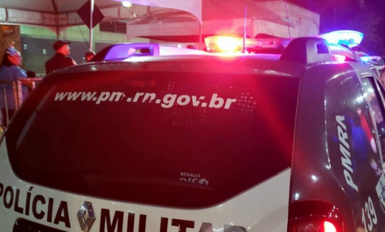 Criminosos fazem arrastão, roubam carro e são perseguidos pela PM no bairro das Quintas