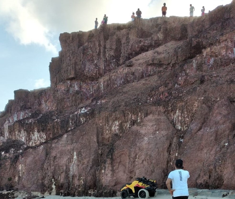 Turista cai de falésia em Pipa durante passeio de quadriciclo