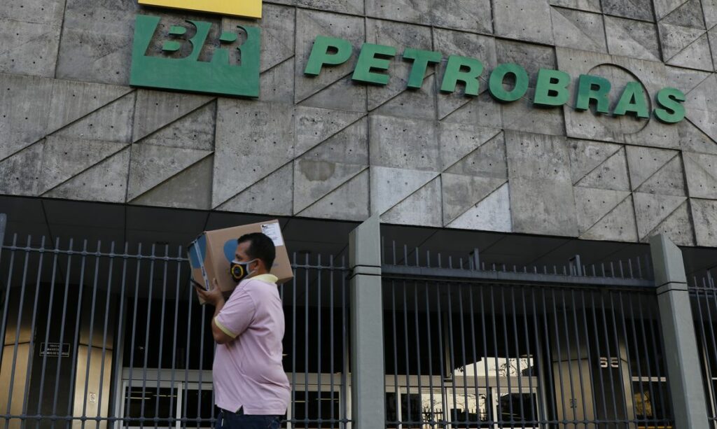 Petrobras-abre-processo-seletivo-com-757-vagas-de-nivel-superior