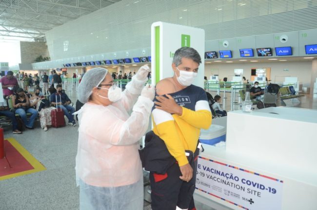 Prefeitura de São Gonçalo inicia vacinação no aeroporto internacional