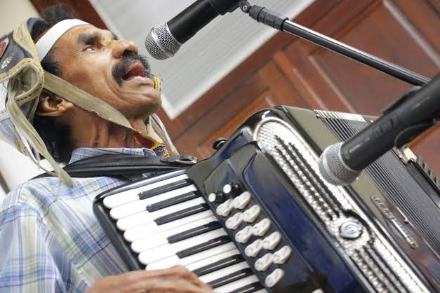 Roberto do Acordeon abre o mês de dezembro do Projeto Seis & Meia