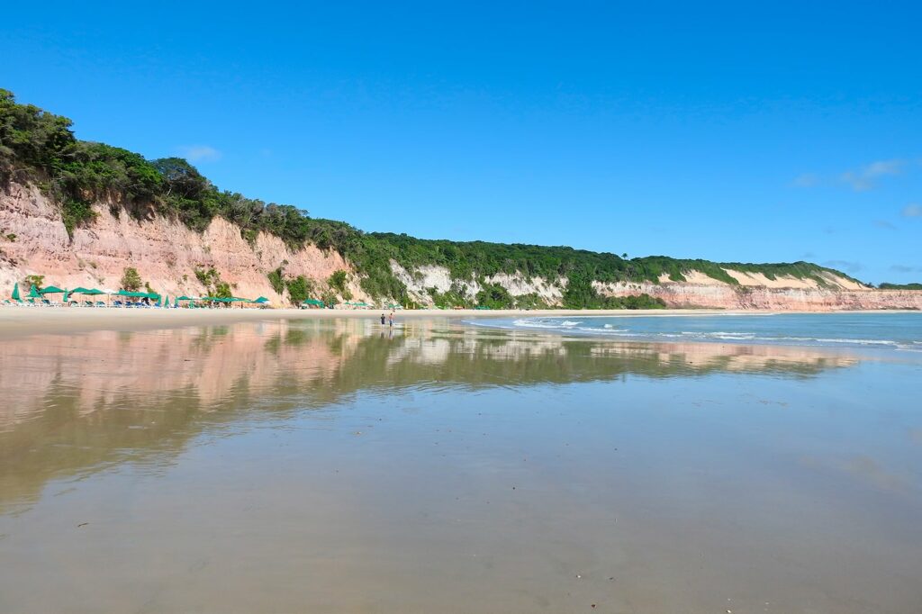 Baía dos Golfinhos, em Pipa, está entre as 10 melhores praias do mundo