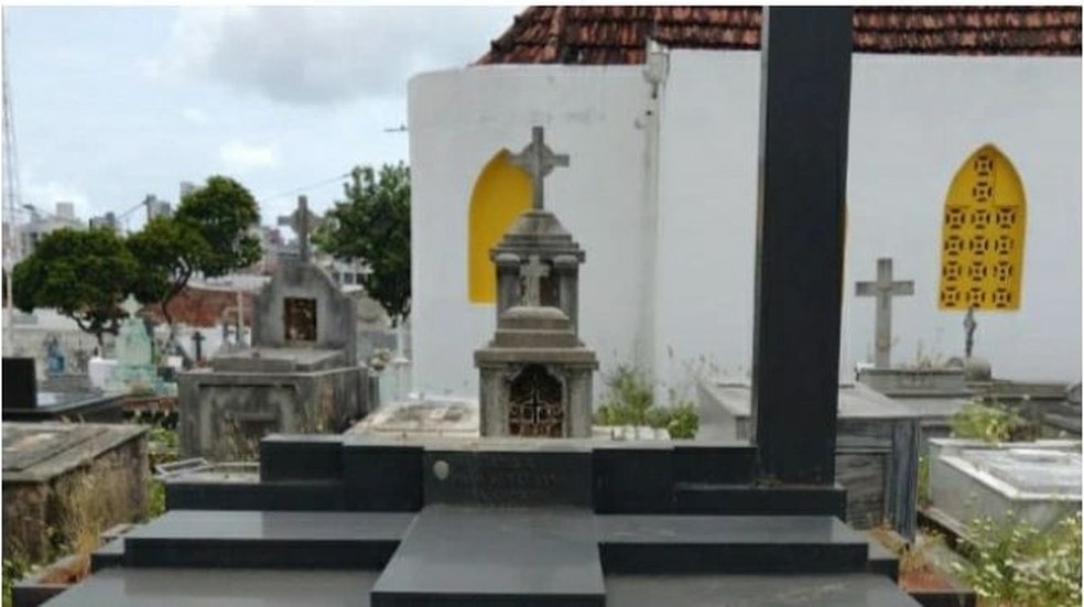 Estátua instalada no túmulo de João Câmara é furtada de cemitério em Natal