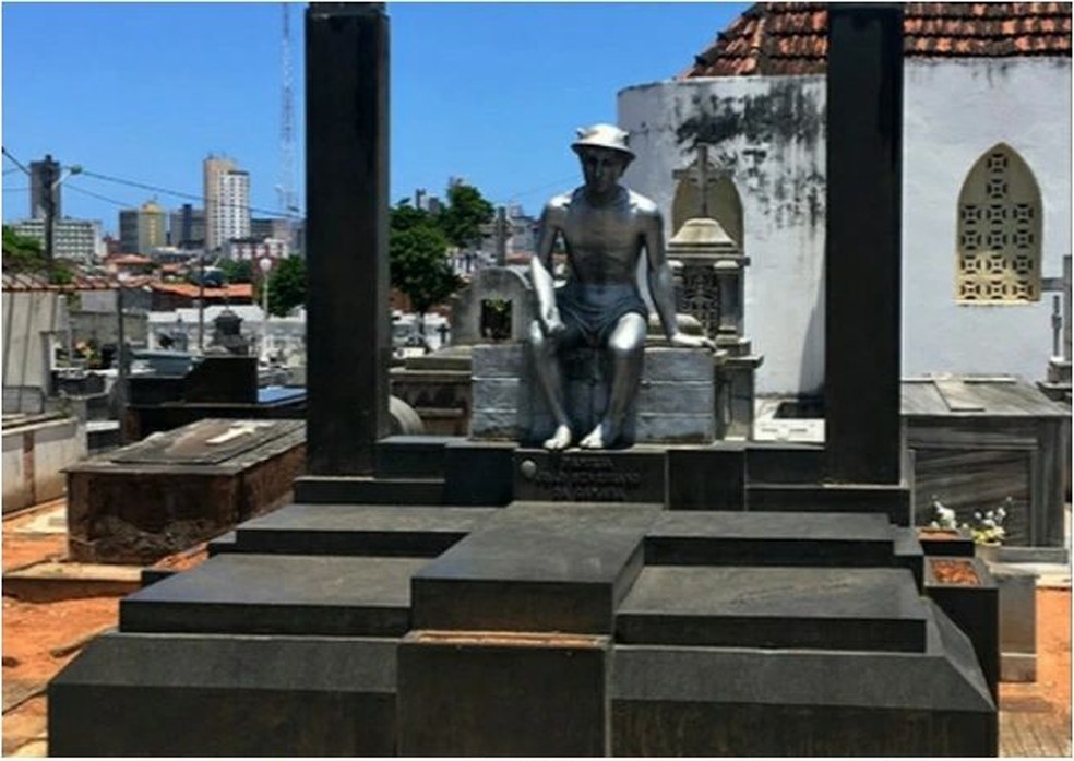 Estátua instalada no túmulo de João Câmara é furtada de cemitério em Natal