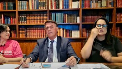 Bolsonaro diz que bota a cara no fogo por ministro da Educacao