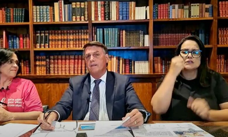 Bolsonaro diz que bota a cara no fogo por ministro da Educacao