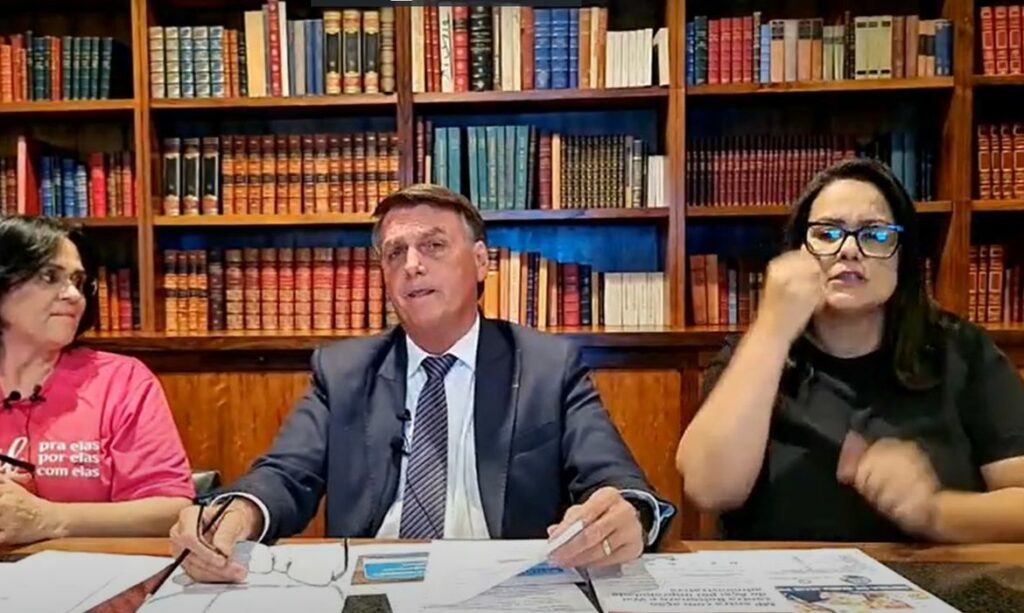 Bolsonaro diz que bota a cara no fogo por ministro da Educacao