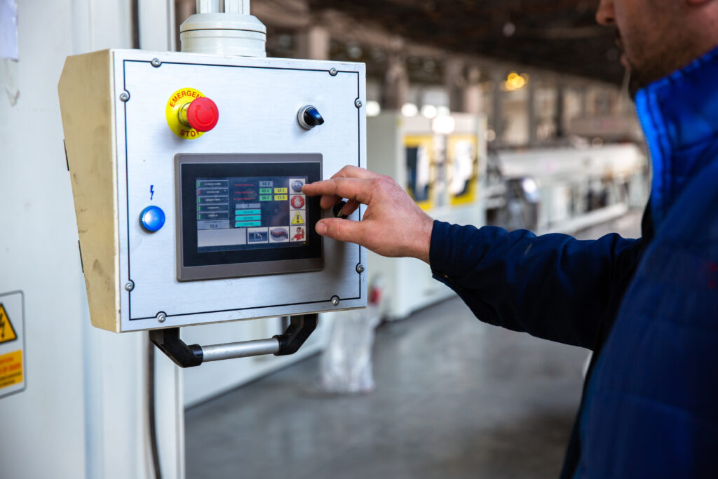 O que faz um eletricista instalador industrial