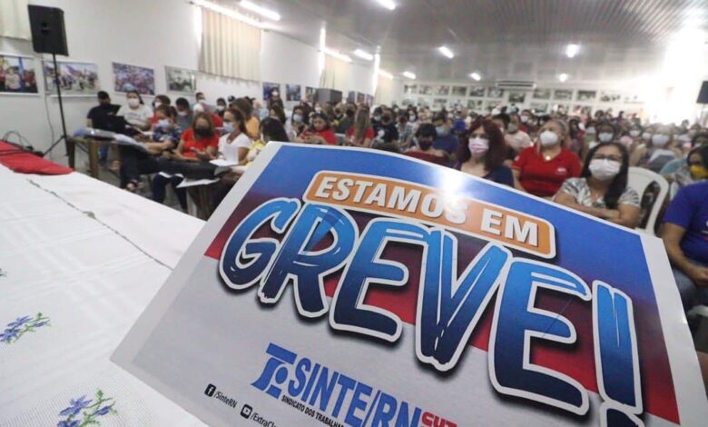 Professores de Natal entram em greve por tempo indeterminado