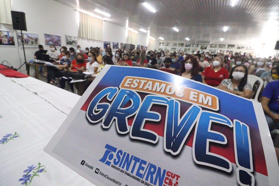 Professores de Natal entram em greve por tempo indeterminado