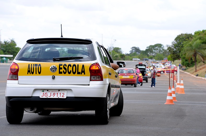 Autoescola pode deixar de ser obrigatória para tirar CNH