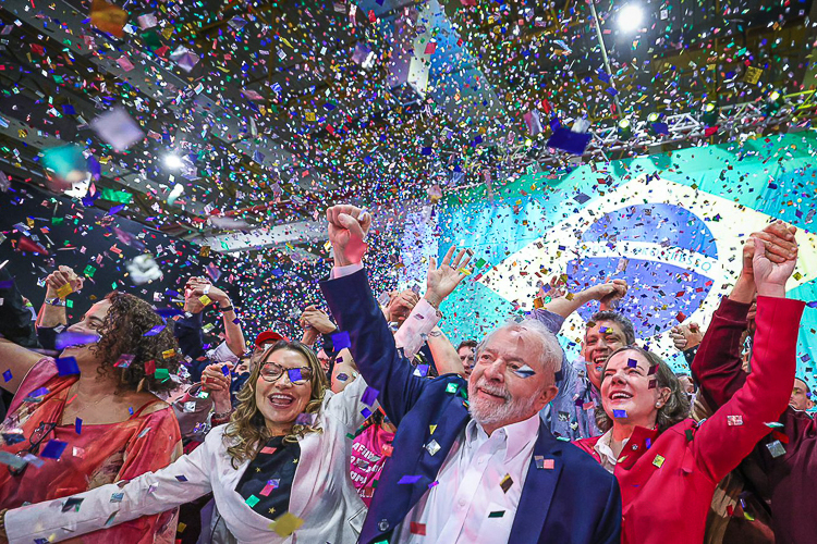 Lula lança chapa com Alckmin e fala em defesa da soberania