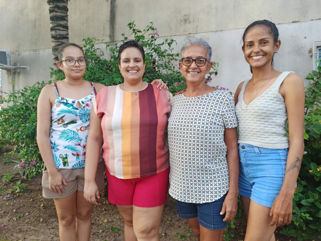 Tania e mae de tres filhas e comecou a faculdade aos 60 anos de idade. Foto acervo pessoal