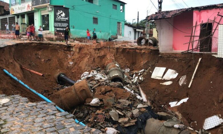 Cratera aumenta de tamanho e engole parte de casa em Felipe Camarão