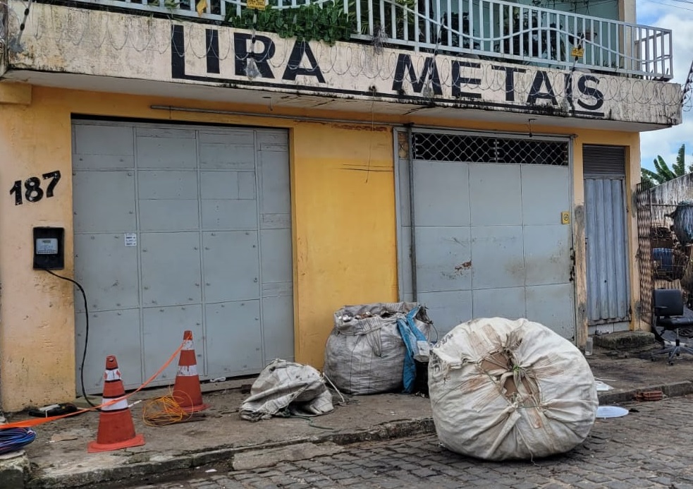 Cosern desativa gato de energia em sucata de Parnamirim