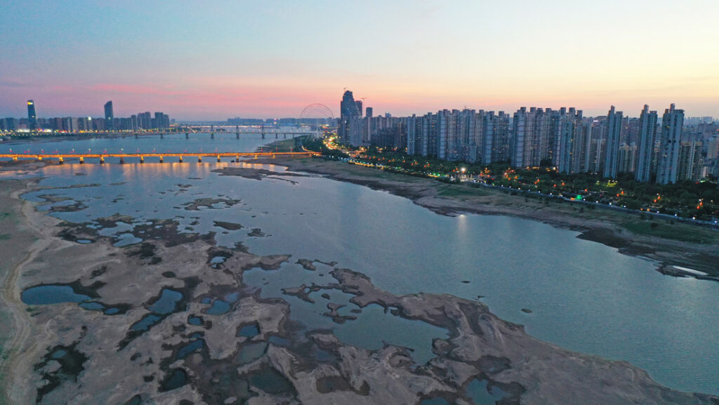 China causa chuva artificial em meio a onda de calor mais longa de sua história