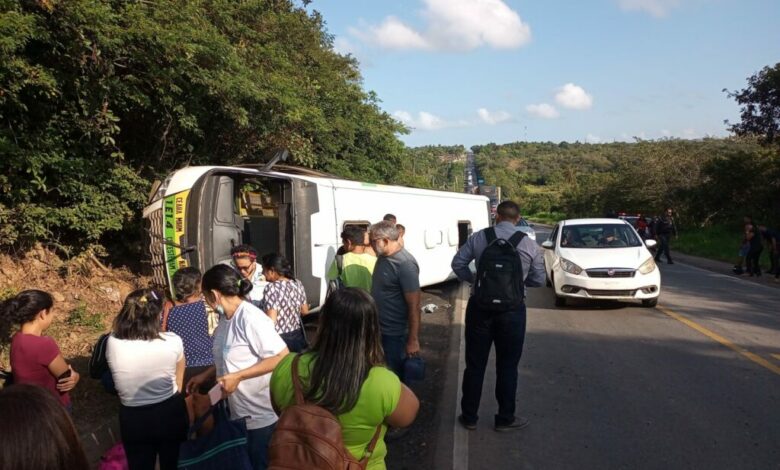 Acidente entre carro e alternativo deixa um morto e 20 feridos na Grande Natal