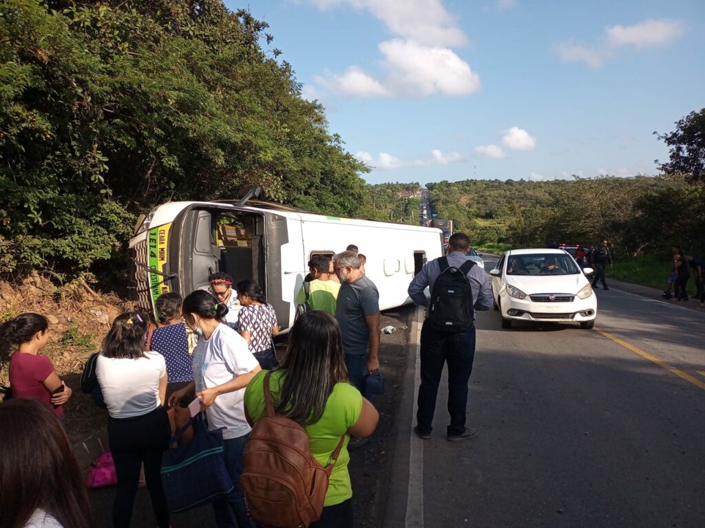 Acidente entre carro e alternativo deixa um morto e 20 feridos na Grande Natal