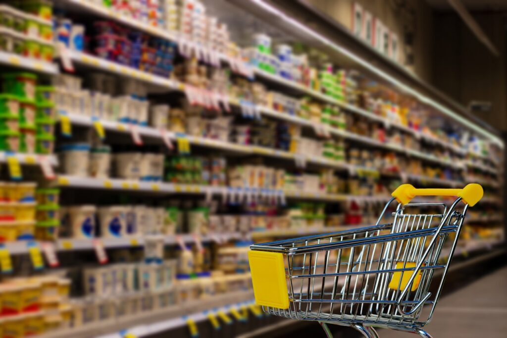 Brasileiro enche o tanque e esvazia o carrinho de compras