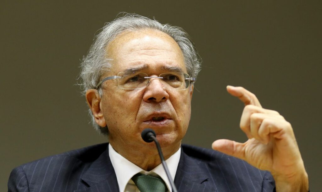 Piso salarial da enfermagem trará demissões em massa, diz Paulo Guedes