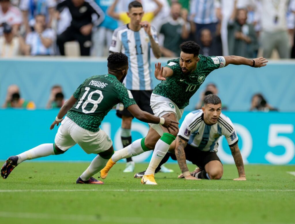 De virada, Arábia Saudita bate Argentina de Messi por 2 a 1