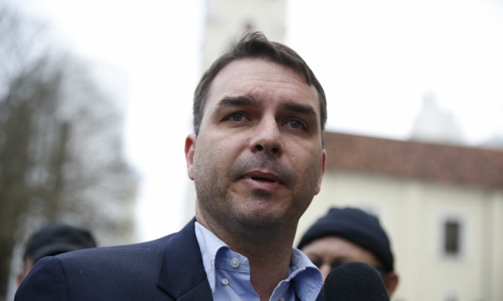 Flávio Bolsonaro descarta deixar Brasil após pedir cidadania italiana