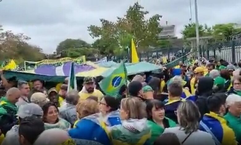 Manifestantes bolsonaristas pedem Intervenção Militar