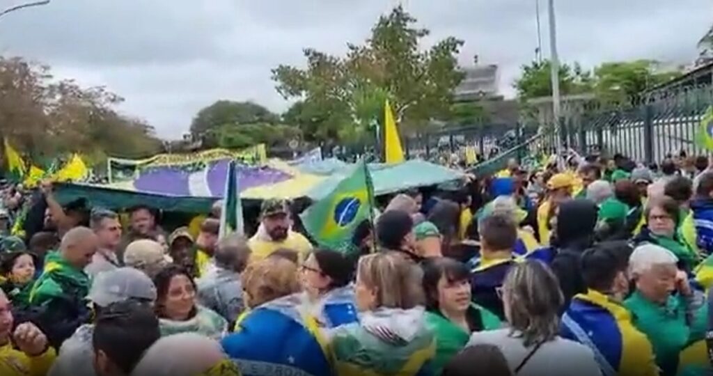 Manifestantes bolsonaristas pedem Intervenção Militar