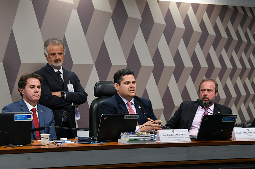 CCJ do Senado aprova PEC da Transicao e amplia teto de gastos