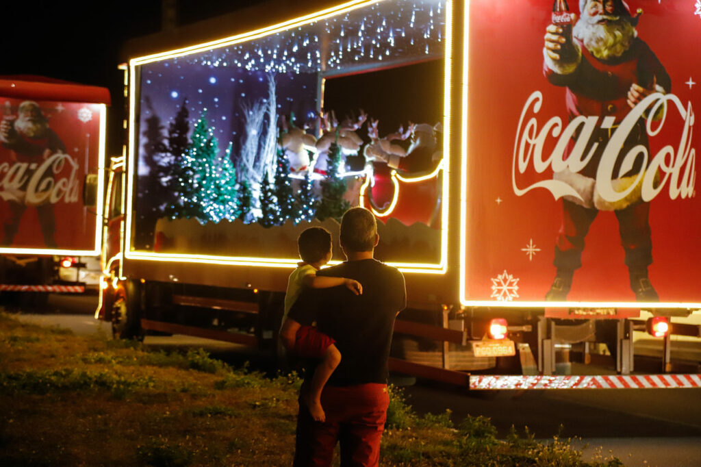 Caravana de Natal da Coca-Cola caminhões iluminados chegam ao RN