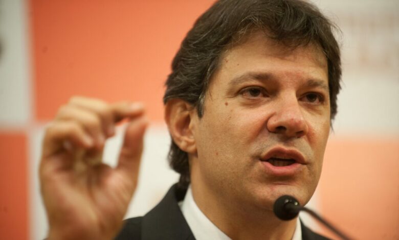 "Colocar pobre no Orçamento e rico no imposto de renda", diz Haddad