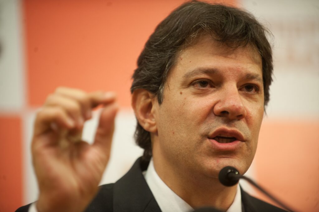 "Colocar pobre no Orçamento e rico no imposto de renda", diz Haddad