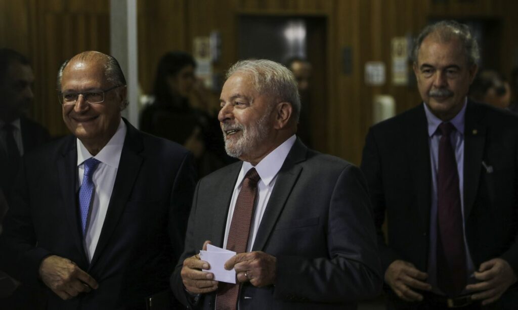 Lula é diplomado pelo TSE, chora e diz que 'povo reconquistou democracia'