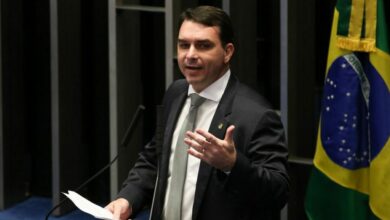 'Nunca foi cogitado', diz Flávio Bolsonaro sobre golpe militar