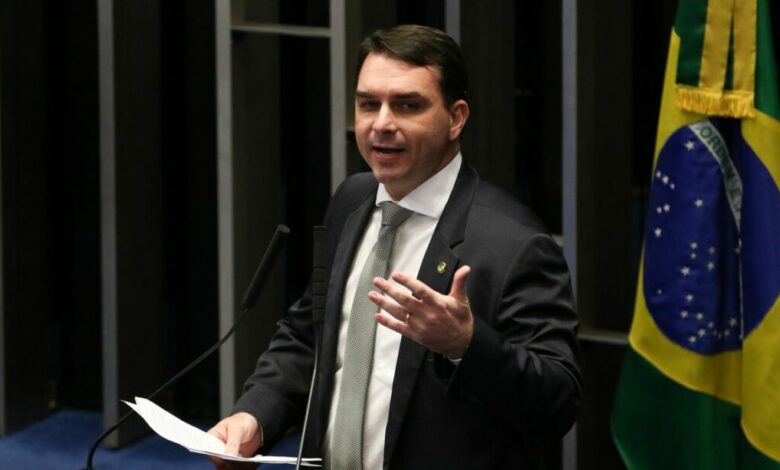 'Nunca foi cogitado', diz Flávio Bolsonaro sobre golpe militar