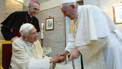 Papa pede orações por Bento XVI: 'Está muito doente'