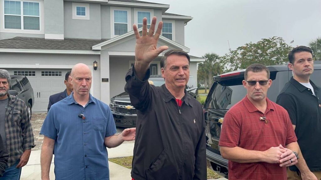 Bolsonaro é internado em hospital nos EUA após sentir dores