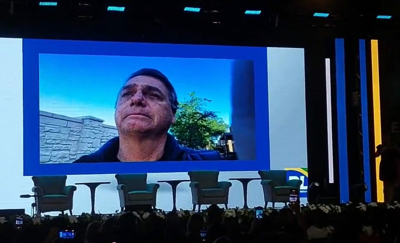 Bolsonaro chora e fala de momento dificil longe do pais