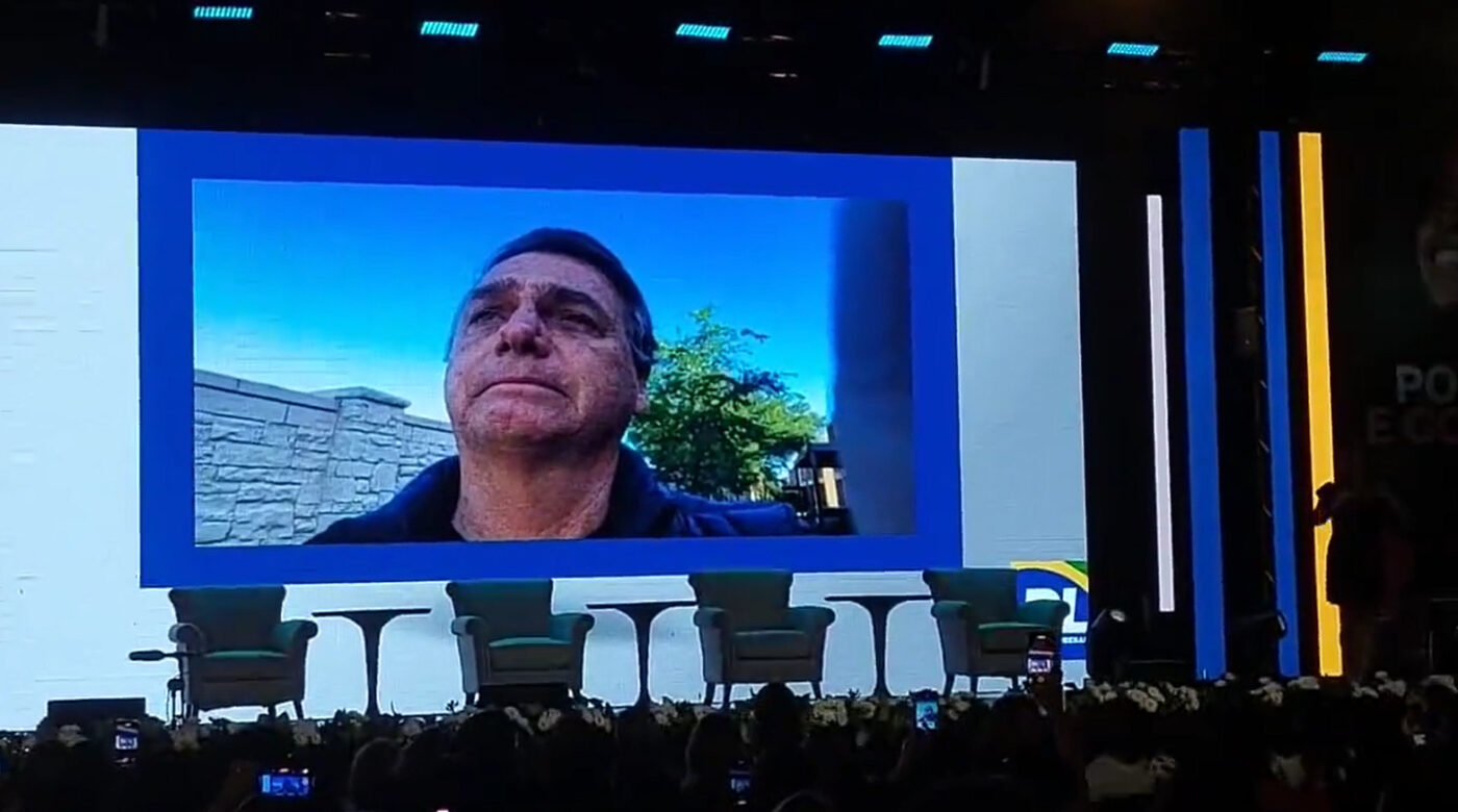 Bolsonaro chora e fala de momento dificil longe do pais