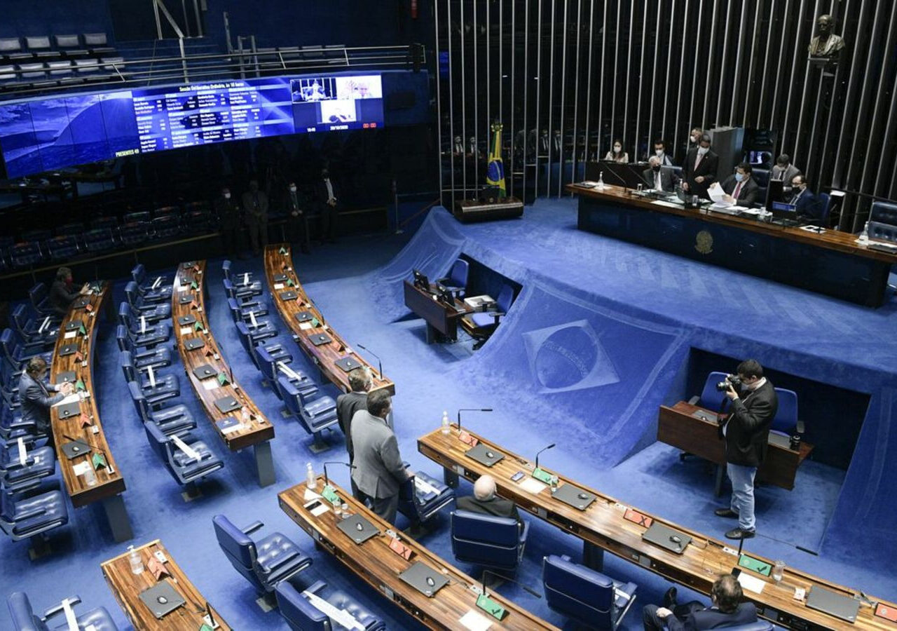 Senadores decidem que vão trabalhar só 3 dias por semana