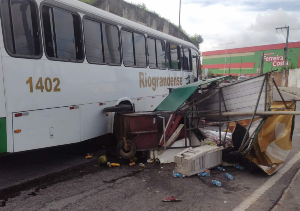 Ambulante morre após ser atropelado por ônibus em Natal