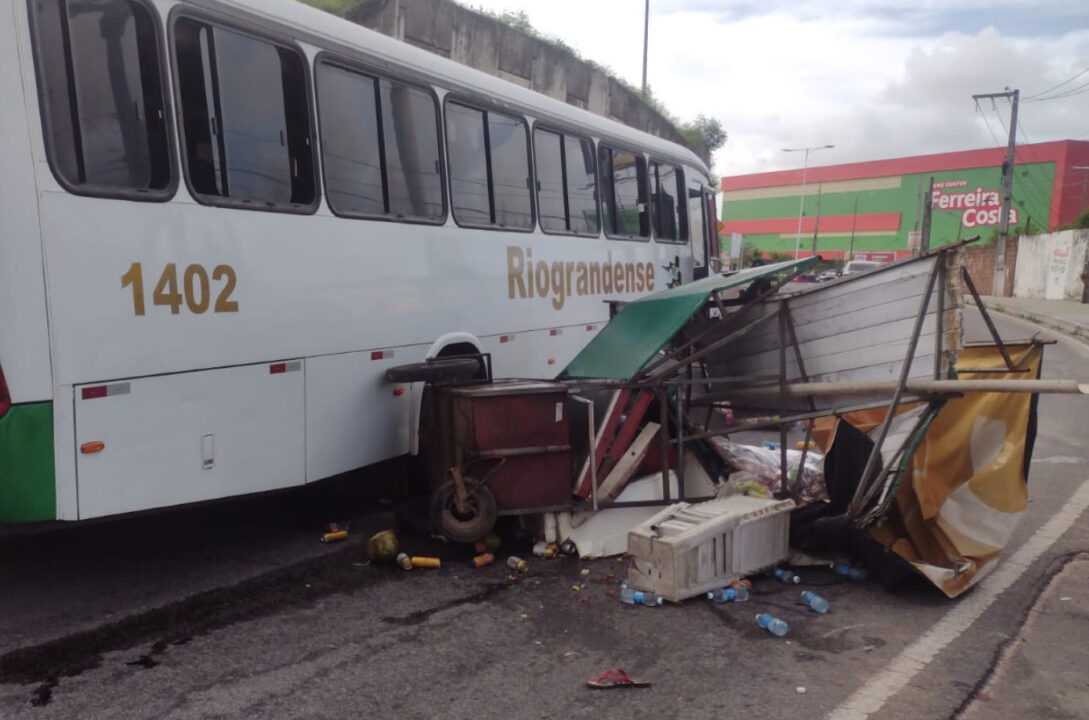 Ambulante morre após ser atropelado por ônibus em Natal