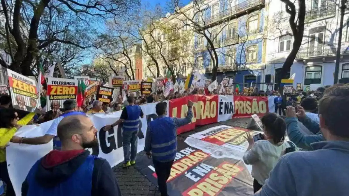 Ladrão manifestantes protestam contra Lula em Portugal