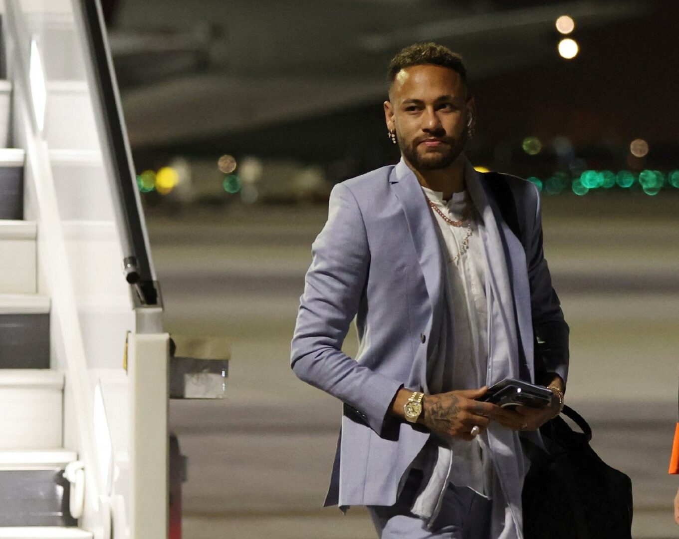 neymar-durante-desembarque-da-selecao-brasileira-no-qatar-para-a-disputa-da-copa-do-mundo-1668892743174_v2_1920x1524