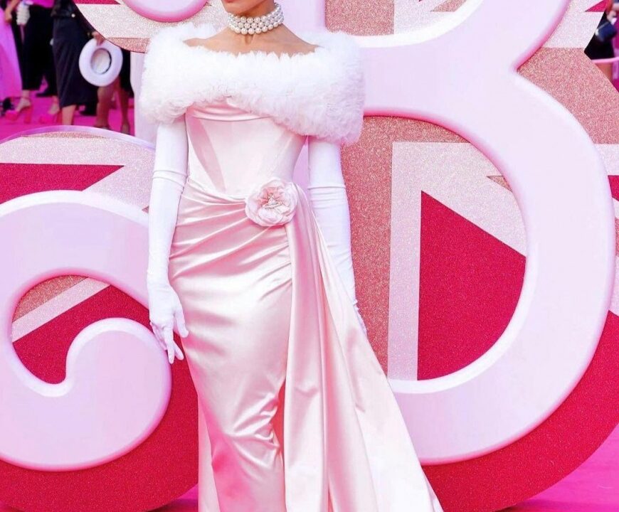 Margot-Robbie:-look-retrô-foi-elogiado-pela-sua-semelhança-com-a-famosa-boneca-Barbie.-04-13-07-23