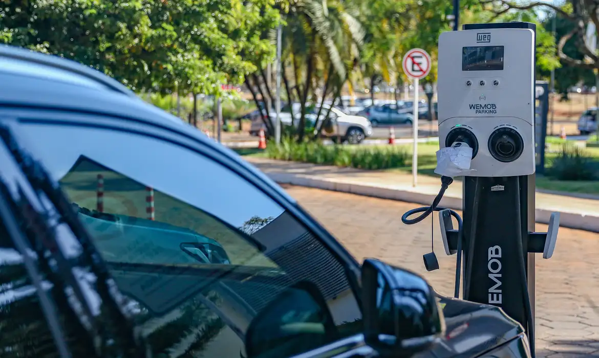 Veículos híbridos e elétricos deverão ter seus custos de IPVA reduzidos em relação a modelos mais poluentes. (Foto: José Cruz/Agência Brasil)