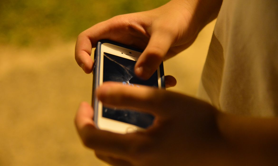 Pais precisam conscientizar os filhos dos riscos de praticarem ou serem vítimas de cyberbullying (Foto: Valter Campanato/Agência Brasil)